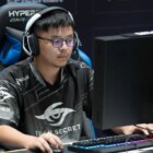 Holdet Secret omstrukturerer Dota 2-holdet for 2024, siger farvel til MidOne bare to måneder efter hans tilbagevenden MidOne, a Dota 2 player, sits at a desk while playing for Team Secret.