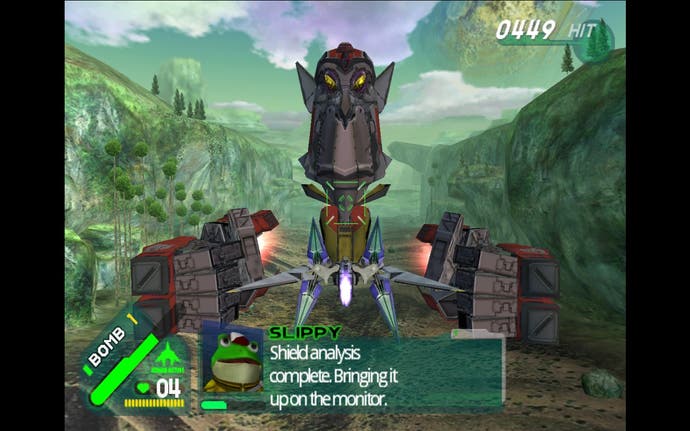Star Fox Assault-skærmbillede, Arwing nærmer sig et kæmpe flydende metalhoved med to løsrevne hænder i en regnskov.