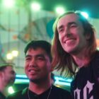 Fem Dota 2-spillere udfordrer verdens bedste i en fem mod én kamp. Resultatet vil overraske dig! Quinn, from Gaimin Gladiators (right) posing with a fan in an open square in Riyadh.
