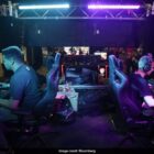 Counter Strike Video-Game Gun Tilbehør Sælges for Over $1 Million Counter Strike Video-Game Gun Accessory Sells For Over $1 Million