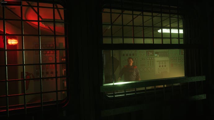 Still Wakes the Deep officielt skærmbillede, der viser en person, der kigger mod dig fra den anden side af et vindue inde i en svagt oplyst olieplatform