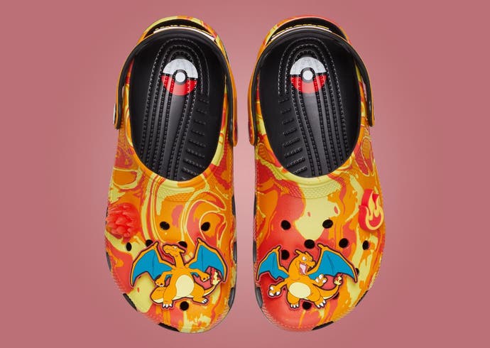 To lys orange Charizard Crocs ved siden af ​​hinanden vist fra toppen