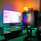 Top 10 Mest Efterspurgte CS: GO Skins i 2024 A gaming setup with a chair, monitor, and PC.