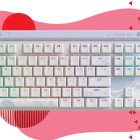 Logitech Genshin Impact TKL: overraskende 56 % rabat på Amazon! Logitech G515 TKL on a pink deals background