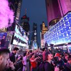 Pokémon Go: Privilegerede spillere sælger deres Mewtwo for tusindvis, hvilket chokerer fællesskabet. Pokémon Go Fans React in Disgust as Players Hand-Picked to Attend Exclusive Times Square Event Sell Their Prized Mewtwo for Thousands of Dollars, Breaking the Game's Rules